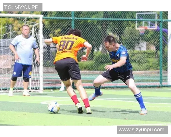 足球明星化身普通人拍摄搞笑视频挑战引发网友热议与欢笑